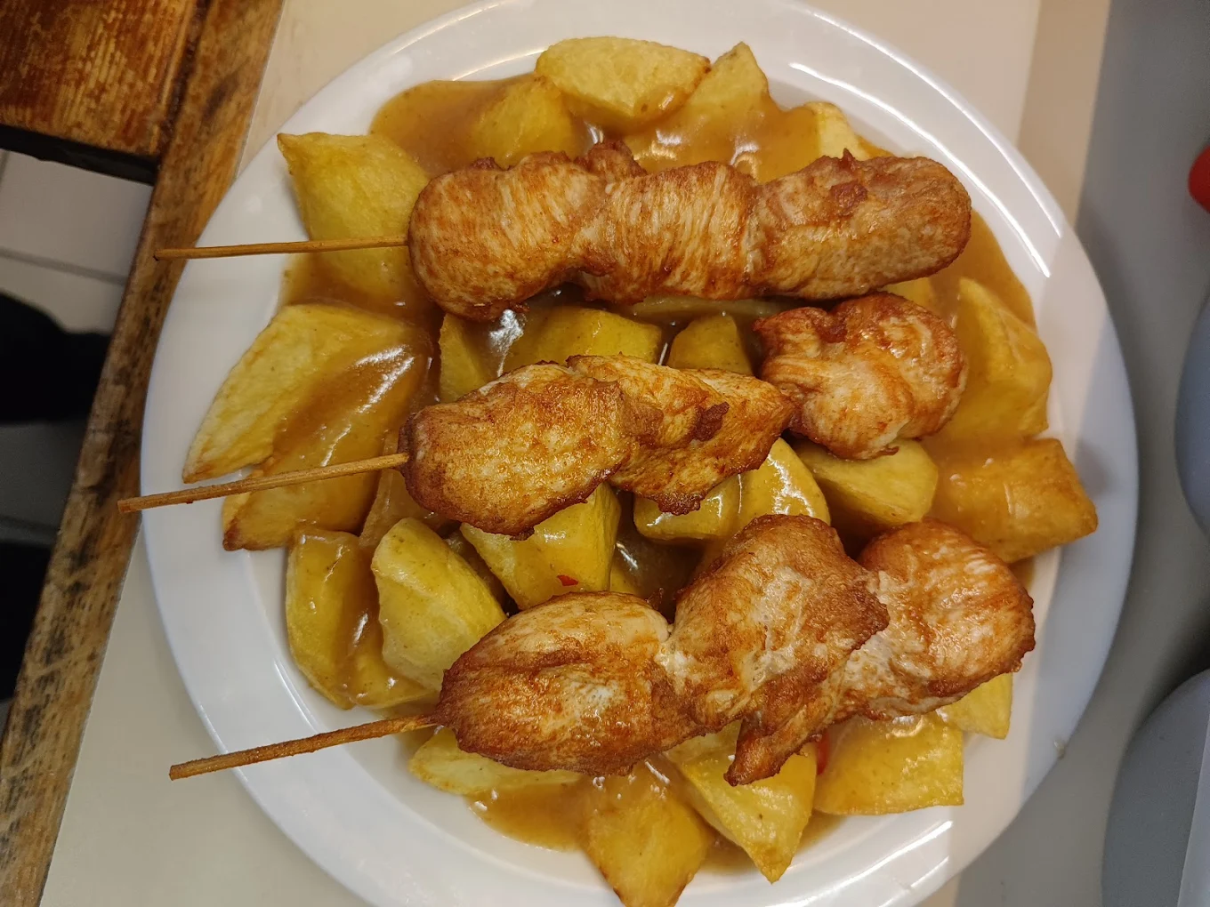 Gegrilde kipspiesjes met gebakken aardappels en jus van Hing Ta Eethuis